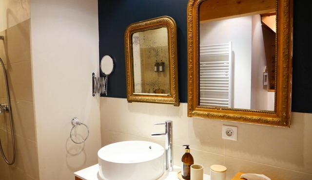 Clos de Miribel-renovated former wine storehouse in the heart of Givry, quiet location for 15 people