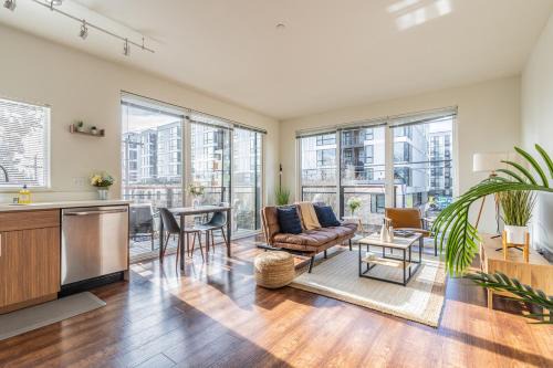 Close Downtown Modern Apartment - Pet Friendly, WiFi, Rooftop views