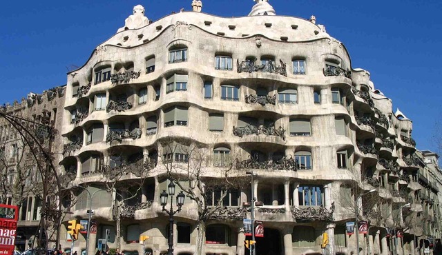Close Gaudi, Gracia equipped apartment, Barcelona, WIFI, balcony, AC & elevator