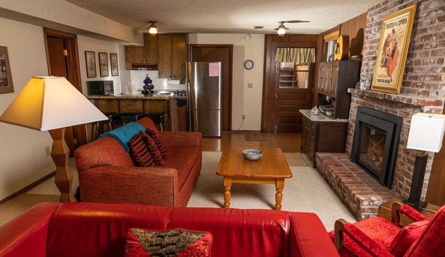 Close In, Clean And Spacious Apartment, Public Transit, Walk: Pub, Grocery, Etc