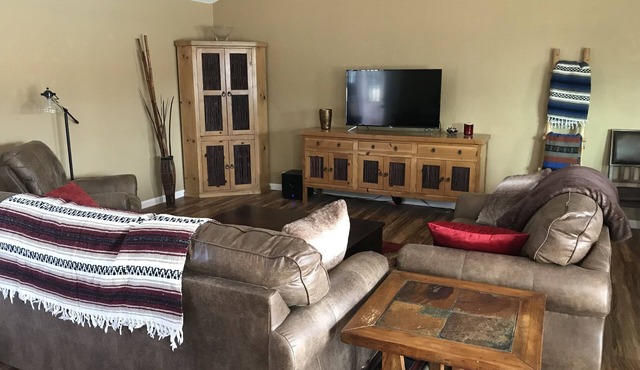 Close proximity to U of A, home w/POOL, sleeps 6!