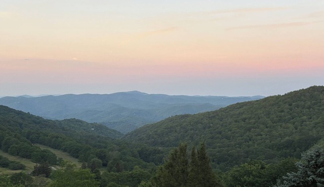 Close proximity to Hawksnest, Otter Falls - and all the High Country offers!