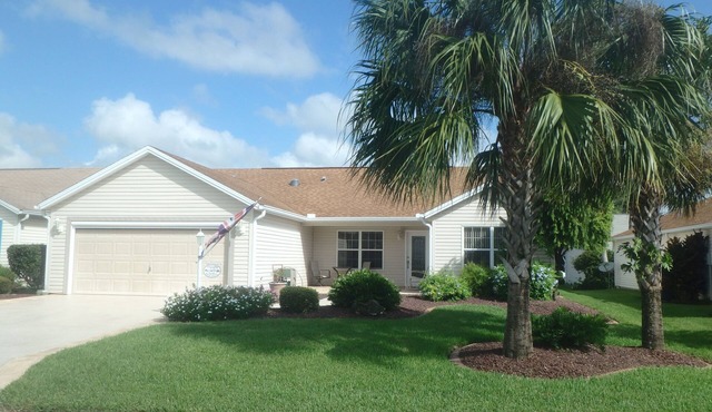 Close to 2 squares and Glenview Country Club