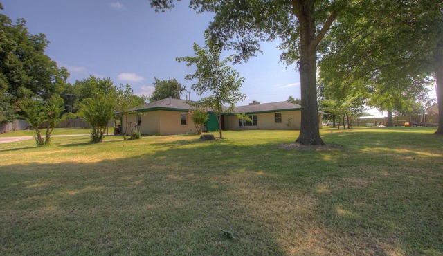 Close to a Vibrant and fun DownTown Rose District. 15 min from Tulsa.