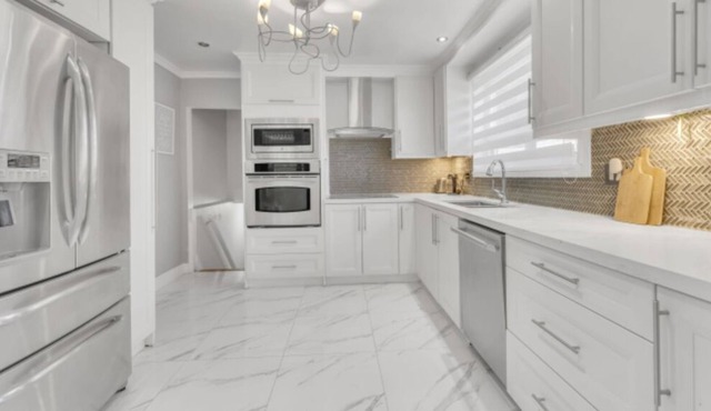 Close to airport 4 bedroom home
