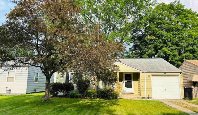 Close to airport* Pets*Fenced yard*A/C & Fast WIFI