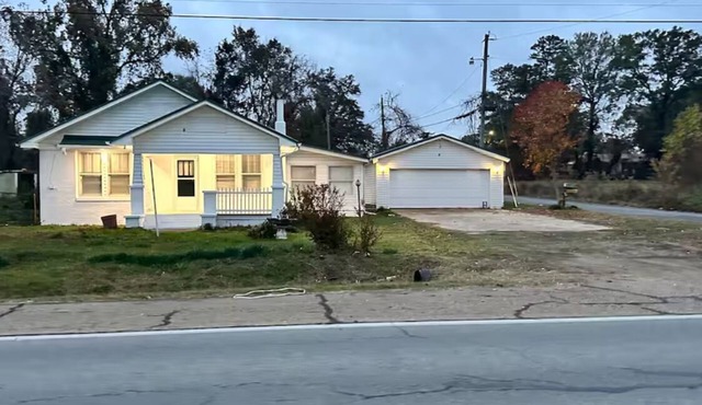 Close to airport, Spacious 3-bedroom house with AC in industrial area