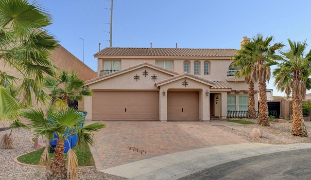 Close to Airport, Stadium, and Strip. Villa with Amazing Pool and BBQ/Bar Area