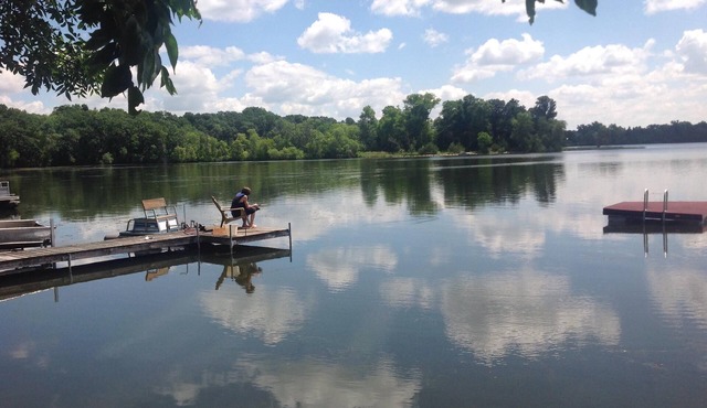 Close to Alexandria; Tranquil Lake Blackwell, Lake Retreat w/hot tub