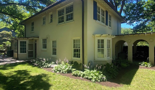Close to all downtown attractions, a spacious retreat!