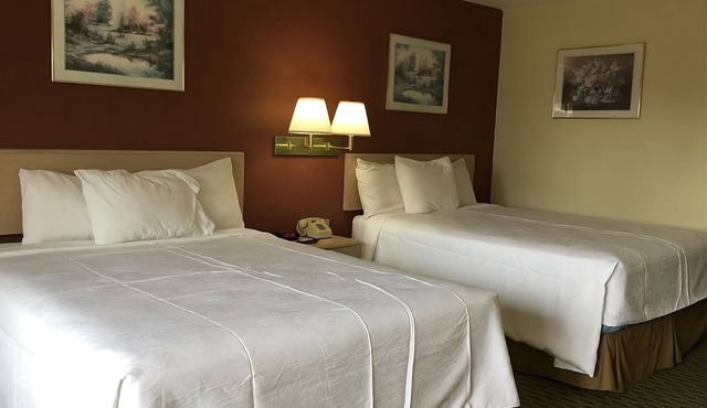 Close to Arkansas Museum! 2 Units w/Free Breakfast & Parking, Pets Allowed!