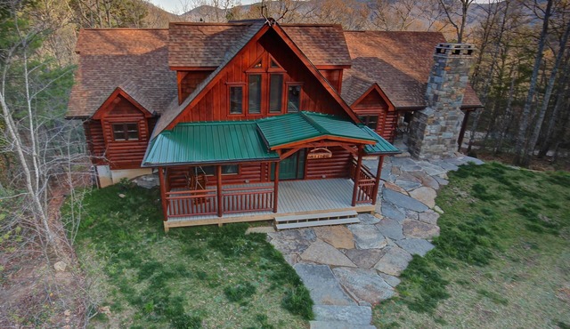 Close to Asheville, large, private, wood burning firplace, hot tub, luxury cabin