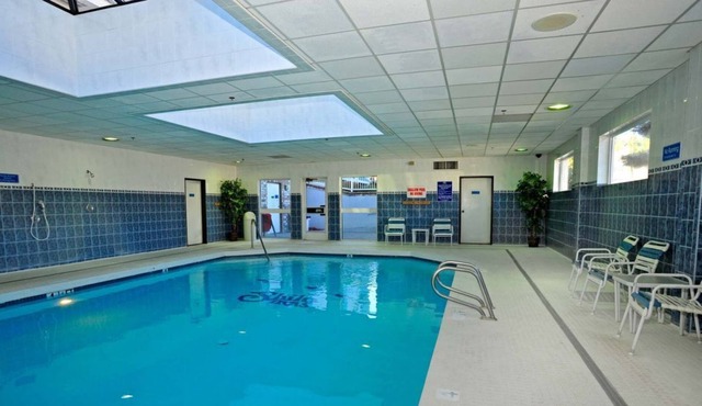 Close to Attractions. Spacious Unit, Pool and Gym