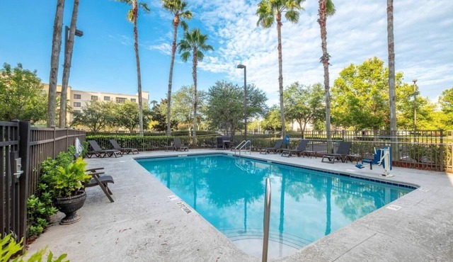 Close to Attractions! Free Parking, Pets Allowed, Near Jacksonville Riverwalks