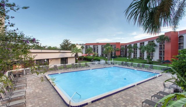 Close to Attractions! Comfy Unit, Pool, Shuttle to Parks, Parking, Breakfast