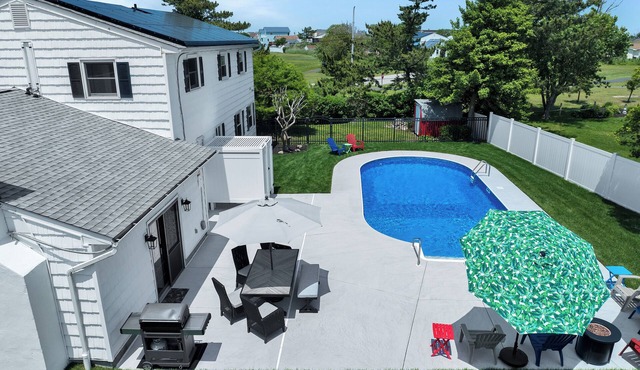 Close To Beach, 5 Bedroom, Sleeps 12, Saltwater Pool, Large Yard, On Golf Course