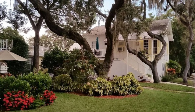 Close to Beach and Tarpon Springs Sponge Docks. Cottage on Spring Bayou