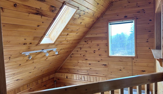 Close to Beach and Town of Souris. Quaint cottage with lovely log cabin feel.