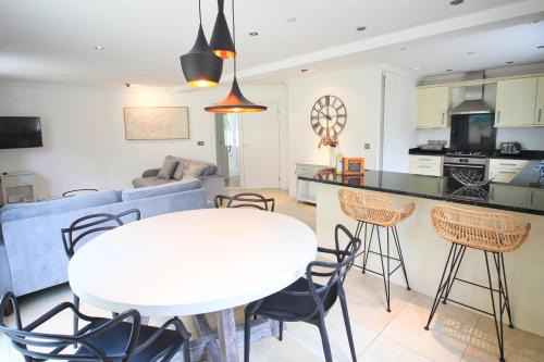 CLOSE TO BEACH, dogs welcome, private garden