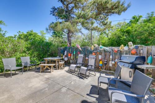 Close to Beach & P-Town! Cottage w/Bay Views