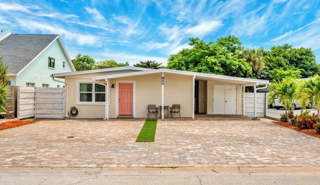 Close to BEACH & PORT CANAVERAL, Private HEATED Pool