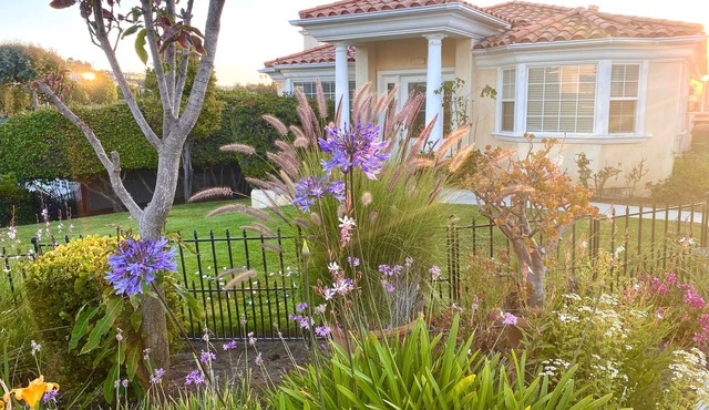 CLOSE TO BEACH & RESTAURANTS, large backyard & barbeque for family fun! Sleeps 8