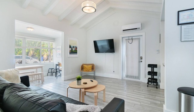 Close to beach-Downtown-Airport-Whole apt