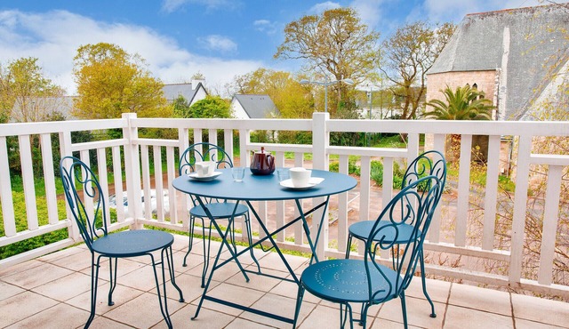 Close to beaches and shops, flat for 4