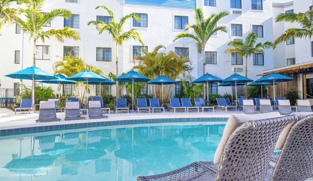 Close to Beaches w/Breathtaking Sunsets | Free Breakfast