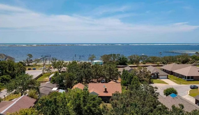 Close to beaches w/small private beach access across street, partial Gulf View.