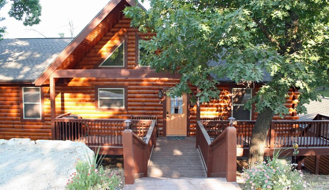 Close to Big Cedar Lodge & Thunder Ridge, 12 min to Branson Strip, Hot Tub, WIFI