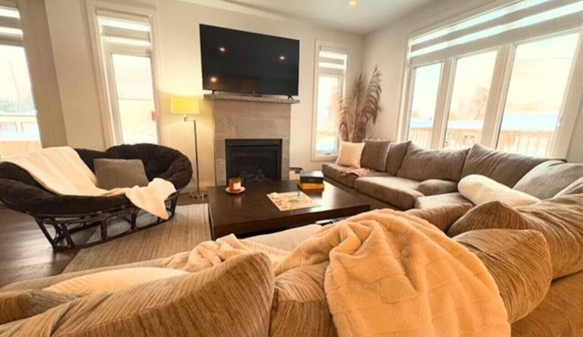Close to Blue Mountain Sleeps 8+