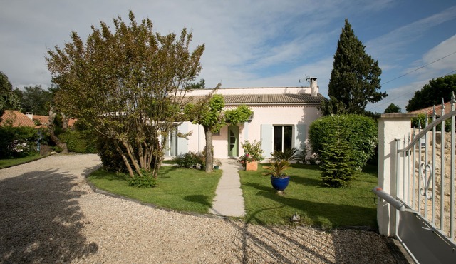 Close to Bordeaux and St Emilion, quiet house with large garden.