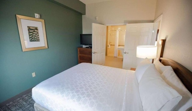 Close to BREC's Baton Rouge Zoo! W/Private Kitchen! Free Parking, Pool Onsite!