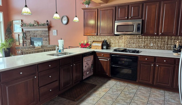 Close to Canandaigua and Finger Lakes. Near wineries and breweries/HOT TUB