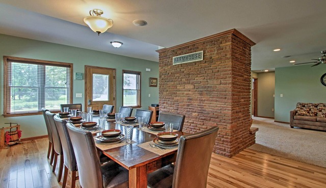 CLOSE TO CASTLE ROCK LAKE AND WI DELLS! GREAT FOR GROUPS OR MULTIPLE FAMILIES