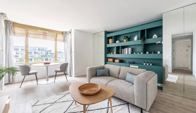 Close to Centre Hartmann (1min) and Paris (15min)