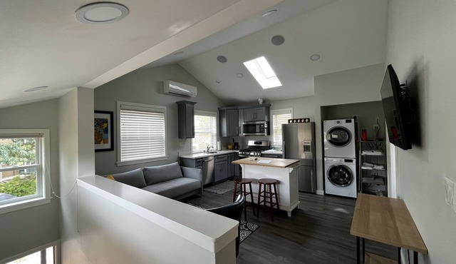 Close to Children's hospital, parks, trails and UW, 1 bed/1 bath