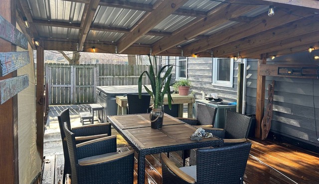 Close to City and Beaches, Pets Welcome, Hot Tub and Seasonal Pool