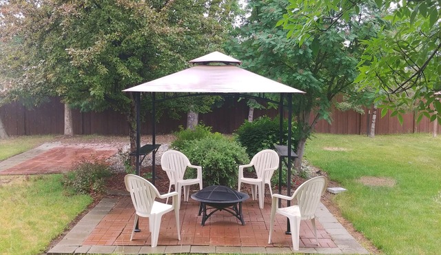 Close to City, Lakes, Golf, skiing, mountain trails, the best of both worlds