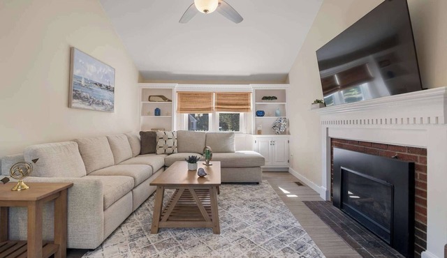 Close to Craigville Beach, Private Patio and Backyard!