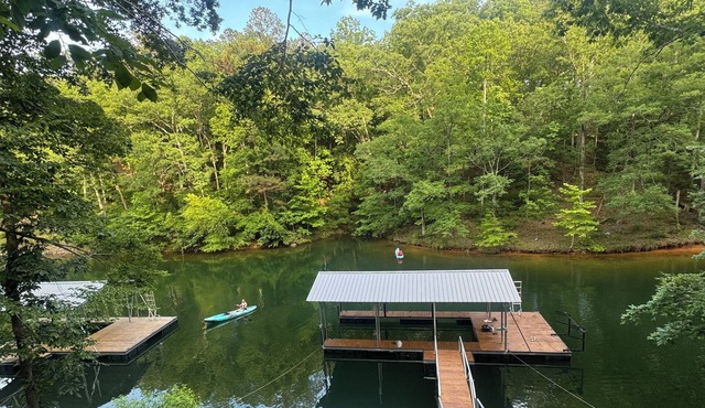Close to Dam - Secluded Cove - Private Cove - Great Fishing - Sleeps 10