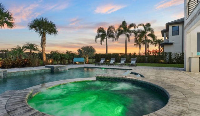 CLOSE TO DISNEY/FREE SHUTTLE/PRIVATE POOL AND SPA