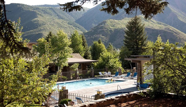 Close to Downtown Charm | Free Parking & Breakfast