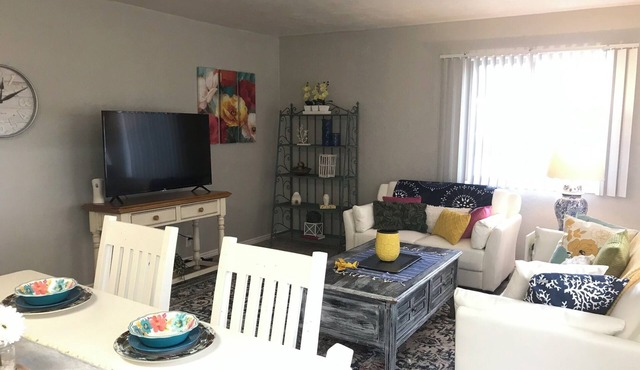 Close to Downtown. 5 min to Airport. Large 1 Bedroom private condo
