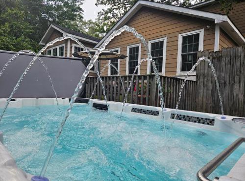Close to Downtown, 11-Person Swim Spa-Hot Tub, 75" TV 4 Movie Nights, Spacious, Walk To Restaurants, Ping Pong