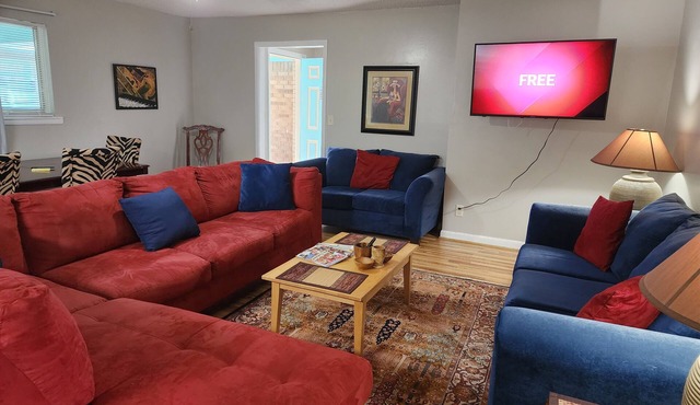 Close to Downtown, Beaches and Naval Base.