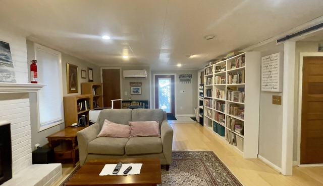Close to downtown Blacksburg, hot tub, sleeps 7!