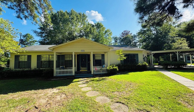 Close to downtown Camden! Sleeps 6
