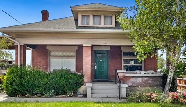 Close to Downtown! Comfortable House with Parking